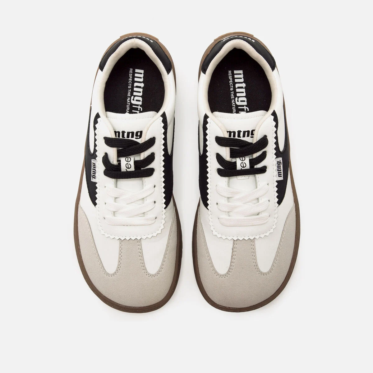 Zapatilla Mustang adulto color negro con detalle decorativo y diseño cómodo, vista lateral.